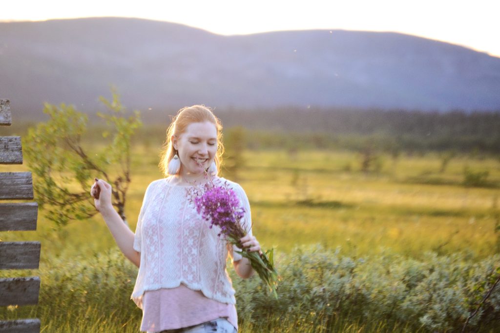 Jonna Palovaara jänkällä, tunturit taustalla